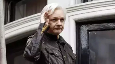 Julian Assange arrested & escorted out of Ecuadorian Embassy  - Page 4 Fc946410