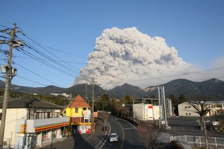 Giappone: si risveglia vulcano Shinmoedake  01101210