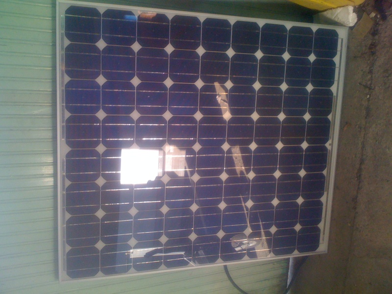 Panneaux solaires (x3)  et batteries solaires (x2)! Certif12