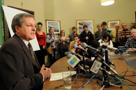 La prière dorénavant interdite au Conseil municipal de Saguenay ! 23887910