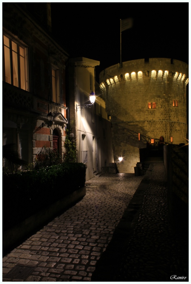 Une ruelle la nuit !  Img_1510