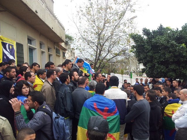 Marche du 20 Avril 2013 à Bgayet:  Une forte mobilisation pour l'officialisation de Tamazight  - Page 2 216