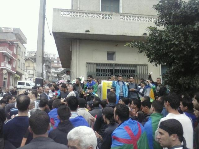 Marche du 20 Avril 2013 à Bgayet:  Une forte mobilisation pour l'officialisation de Tamazight  - Page 2 219