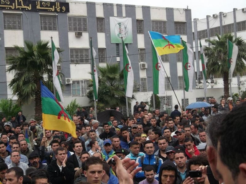 Marche du 20 Avril 2013 à Bgayet:  Une forte mobilisation pour l'officialisation de Tamazight  - Page 3 515