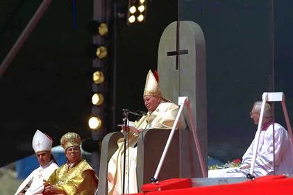 Le siège du pape lors d'uune réunion des J.M.J... 8210
