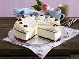 Käse-Sahne-Torte mit Preiselbeeren Waterm13