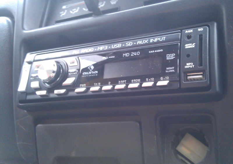 Fitting a radio in a Hijet, without a centre console. One that fits in the dash! Imag0312