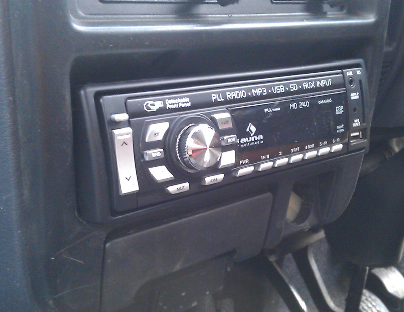 Fitting a radio in a Hijet, without a centre console. One that fits in the dash! Imag0313