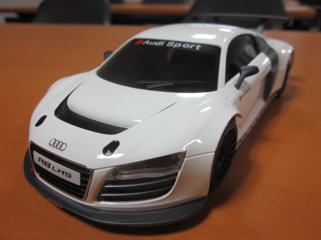 nouvelle carrosserie AUDI R8 LMS blanche Img_0511
