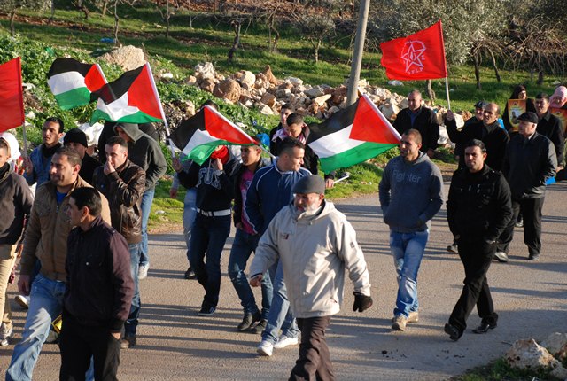 خلال مسيرة دعما للعيساوي واحياءاُ لانطلاقة الديمقراطية الاحتلال يوقع العديد من الاصابات جراء قمعه للمتظاهرين في شمال غرب القدس Dsc_0310