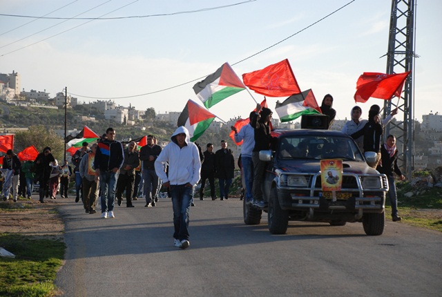 خلال مسيرة دعما للعيساوي واحياءاُ لانطلاقة الديمقراطية الاحتلال يوقع العديد من الاصابات جراء قمعه للمتظاهرين في شمال غرب القدس Dsc_0311