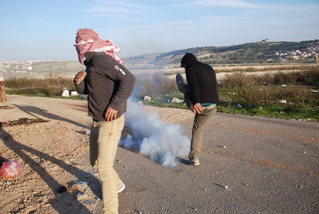 خلال مسيرة دعما للعيساوي واحياءاُ لانطلاقة الديمقراطية الاحتلال يوقع العديد من الاصابات جراء قمعه للمتظاهرين في شمال غرب القدس Dsc_0315
