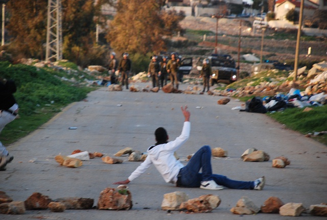 خلال مسيرة دعما للعيساوي واحياءاُ لانطلاقة الديمقراطية الاحتلال يوقع العديد من الاصابات جراء قمعه للمتظاهرين في شمال غرب القدس Dsc_0711