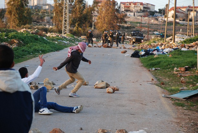 خلال مسيرة دعما للعيساوي واحياءاُ لانطلاقة الديمقراطية الاحتلال يوقع العديد من الاصابات جراء قمعه للمتظاهرين في شمال غرب القدس Dsc_0712