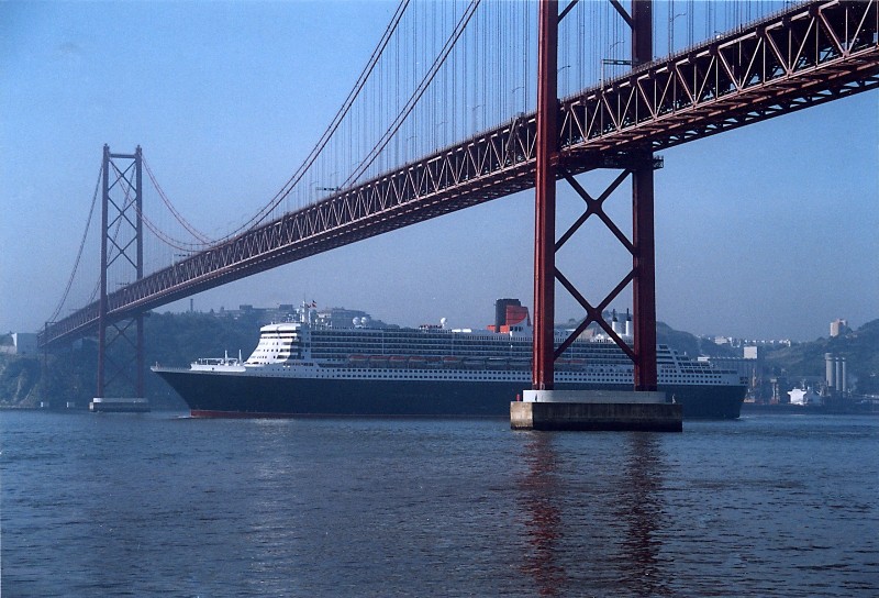 Queen Mary 2 in Lissabon Qm2_110