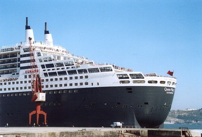 Queen Mary 2 in Lissabon Qm2_210