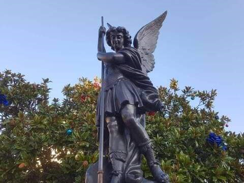 HONTE ET DECADENCE - On  déboulonne la statue de Saint - Michel aux sables d'Olonne  - Fc2b9r10
