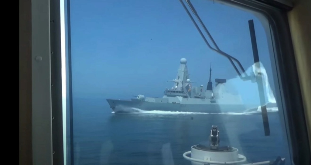 L'Incident naval en mer noire - navire russe  \ vs navire de la Navy  Hms-de10