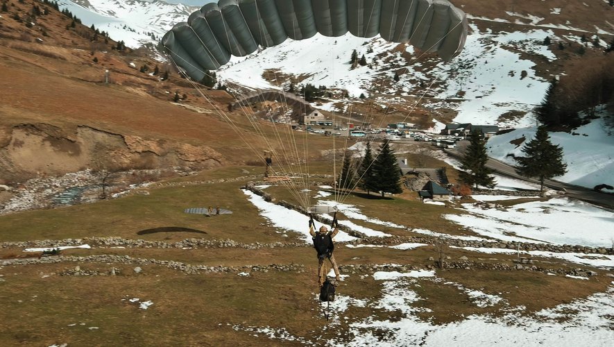 les parachutistes des speciales forces sautent sur Bareges Image13