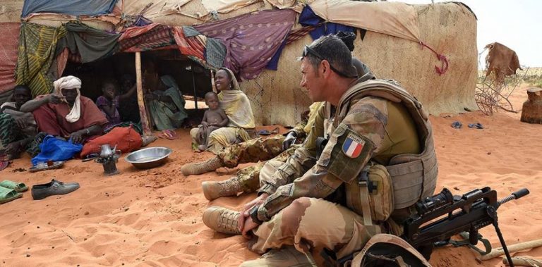 La France va t'elle continuer a defendre des pays par lesquels  ses soldats sont insultés ?.. Soldat11
