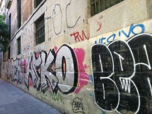 El vandalismo se ceba con los monumentos de Núñez de Balboa e Isabel la Católica Img_2058