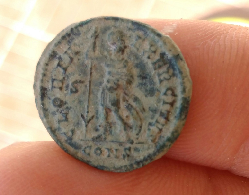AE3 de Constantino I. GLORIA EXERCITVS. Soldado (Virtus?) estante a izq. Constantinopolis. Img_2022