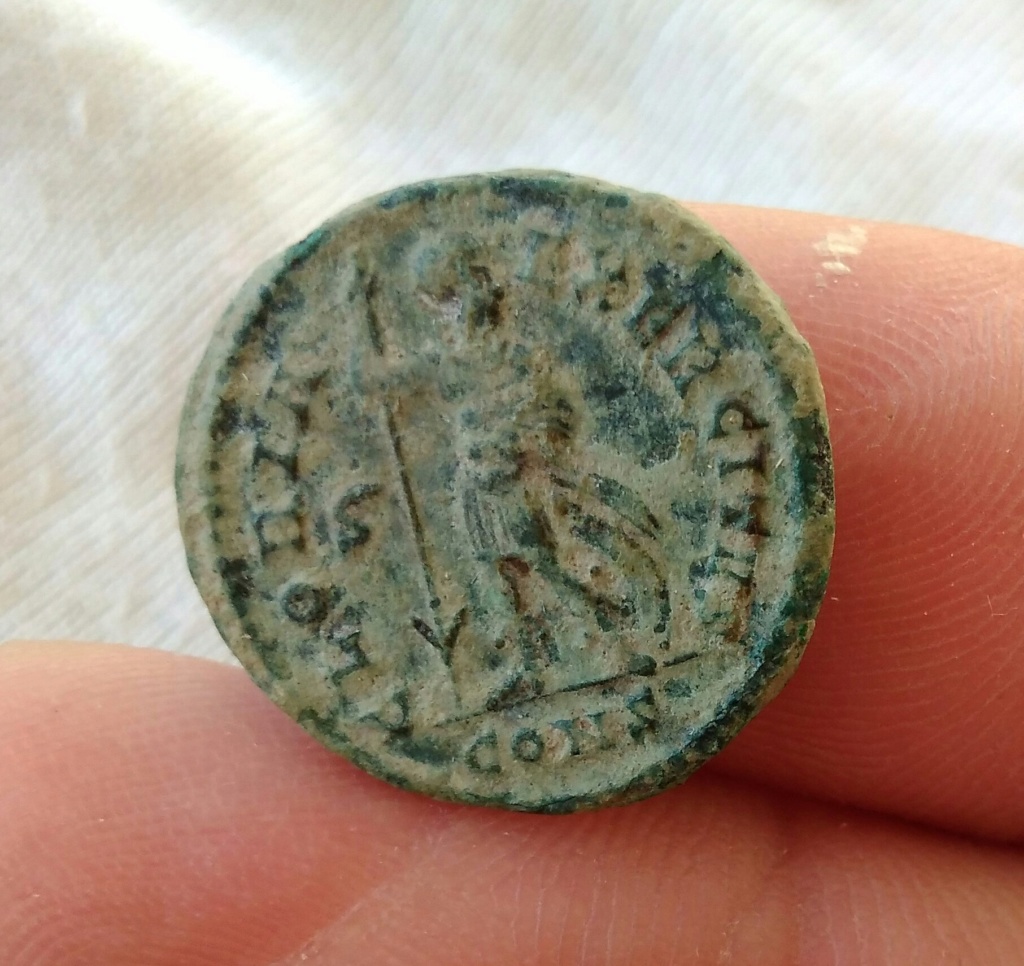 AE3 de Constantino I. GLORIA EXERCITVS. Soldado (Virtus?) estante a izq. Constantinopolis. Img_2024