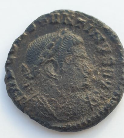 Nummus de Constantino I. SOLI INVICTO COMITI. Sol a izq. Lyon Captur36