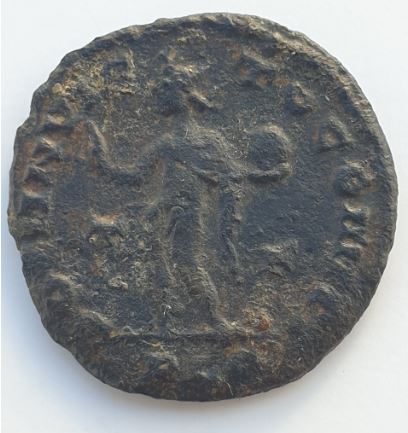 Nummus de Constantino I. SOLI INVICTO COMITI. Sol a izq. Lyon Captur37