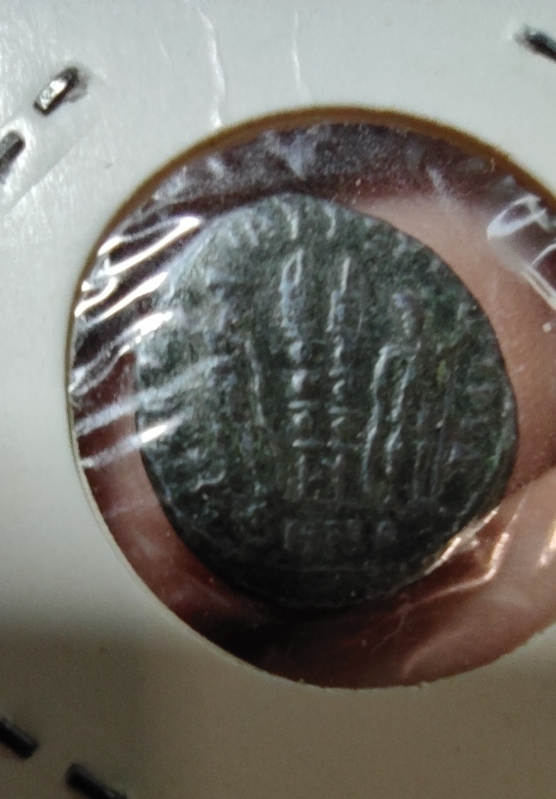 AE3 de Constantino II. GLORIA EXERCITVS. Soldados entre 2 estandartes.  Nicomedia Img_2116