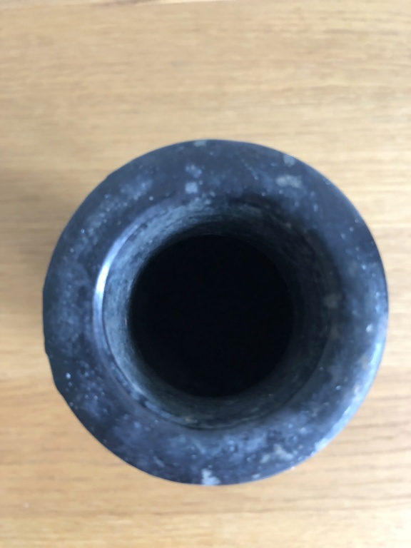Mystery black vase Acaa9610