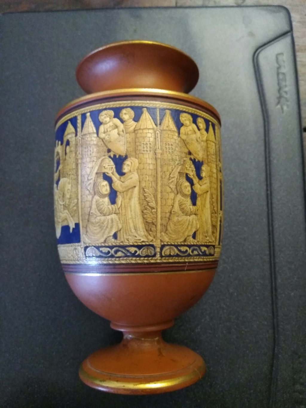 Petit vase anglais en terre cuite motif médiéval joute de chevaliers sur bande bleue F & R PRATT 1854 Img_2059