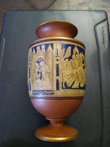 Petit vase anglais en terre cuite motif médiéval joute de chevaliers sur  bande bleue F & R PRATT 1854