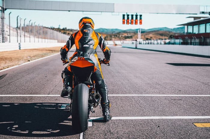 8 millions d’euros en 2 minutes pour KTM avec ses RC 8C ! 31293510