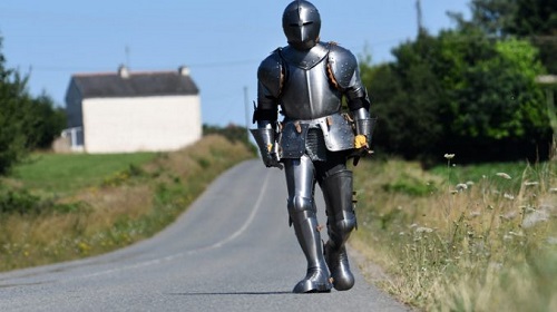 Un artiste traverse la Bretagne en armure de chevalier Poinch10