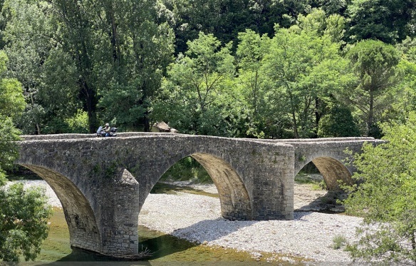 Belles balades motardes en Tracer 9 dans les Cévennes Pont-c10