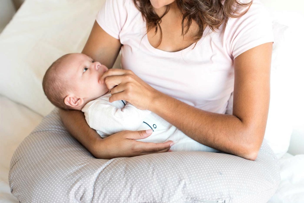 الرضاعة الطبيعية تحمي المرأة من الإصابة بسرطان الثدي Baby-f10