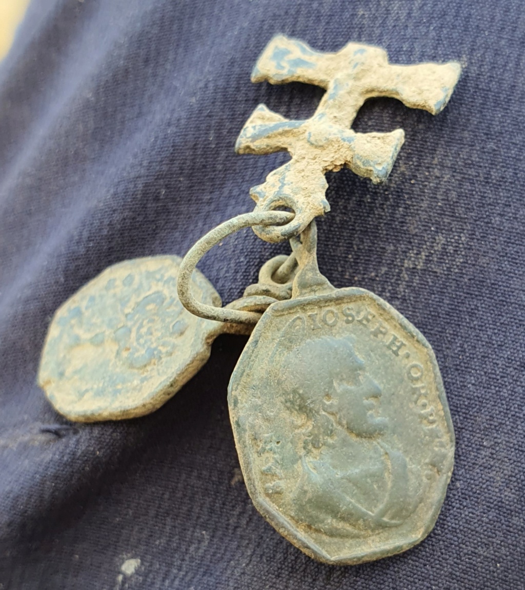 Conjunto Medalla San José/San Pablo y Medalla  Virgen del Pilar / SS. Sacramento , s. XVII, más  fragmento Cruz de Caravaca 20210713