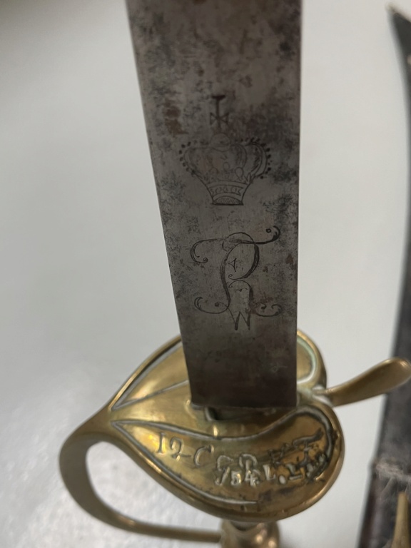 Besoin d’aide pour l’identification d’un sabre ancien  E0440110