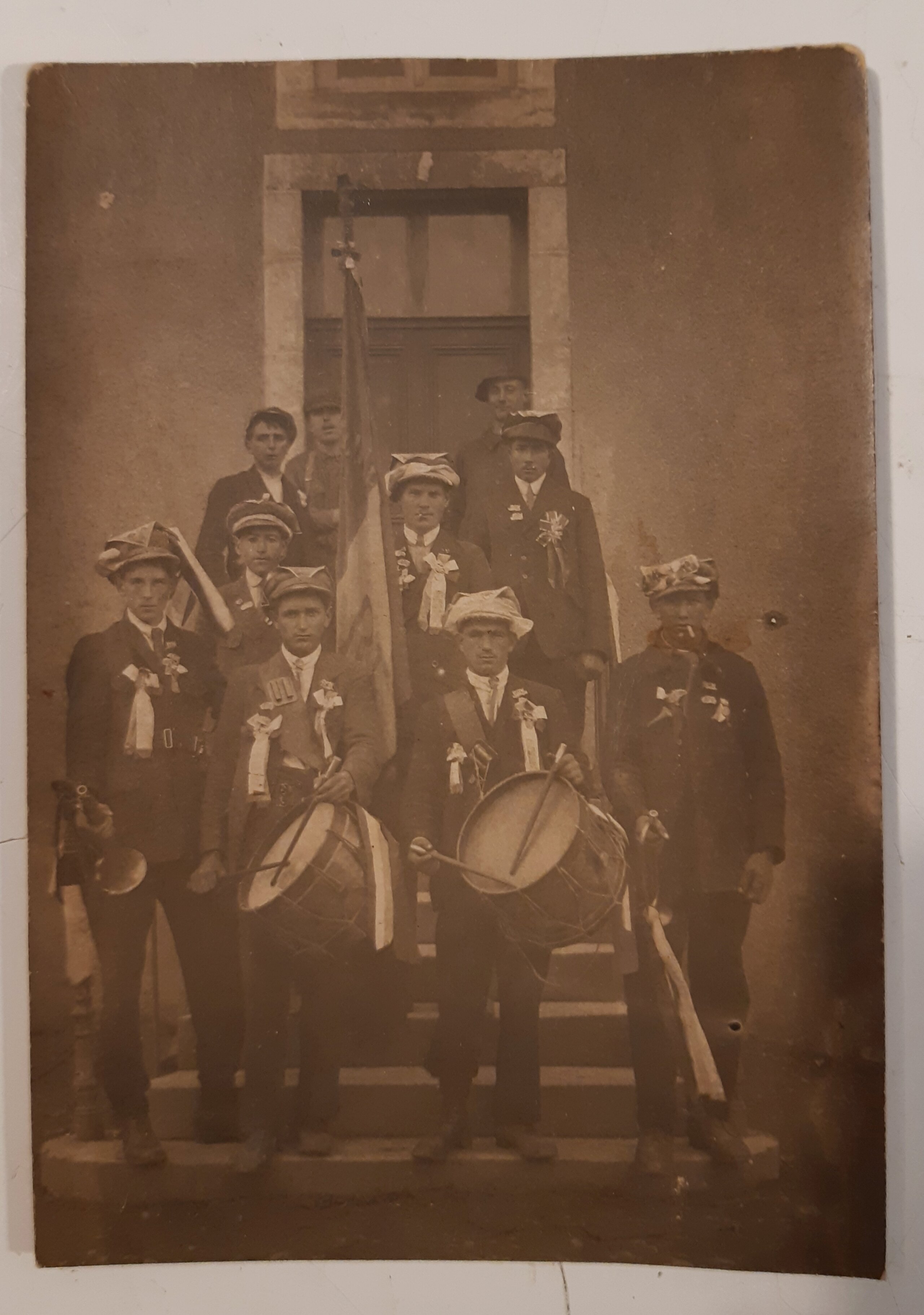 Photo des conscrits 1915 de Lisieux Calvados avant le départ  20231052