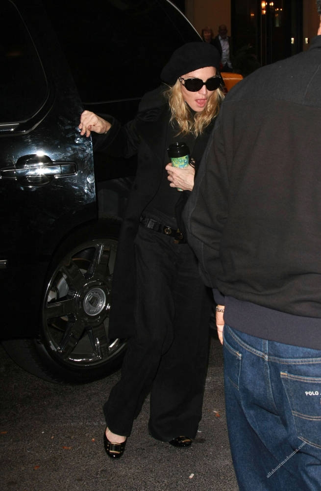 Madonna "prigauta" paparaciu gatveje - Page 8 000113
