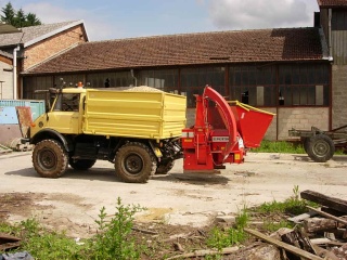 dechiquetage de bois pour faire des copeaux (= des plaquettes de bois) Broyeu23