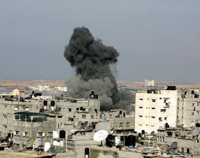 غارات جوية وقصف مدفعي إسرائيلي على عدة مناطق في قطاع غزة 38955210