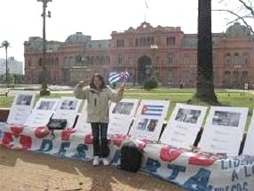 DOS CUBANAS EN BUENOS AIRES LE DISPUTAN LA PLAZA DE MAYO A HEBE DE BONAFINI Y SU JAURÍA DEL ODIO Klarit10