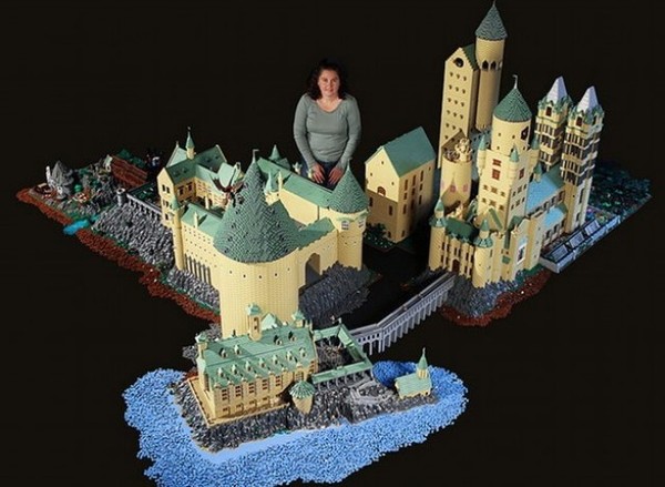  [stars ou presque] Harry Potter: elle construit le château de Poudlard avec 400.000 briques de Lego A-lego10