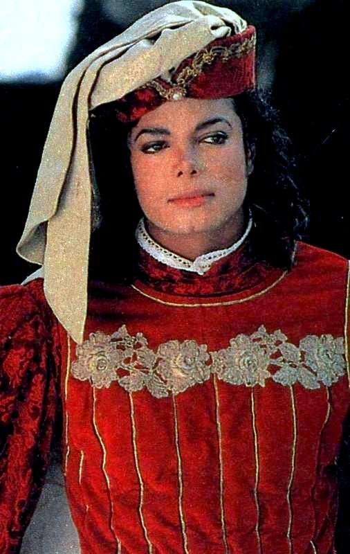 Michael vestito in costume d'epoca - Pagina 2 2310