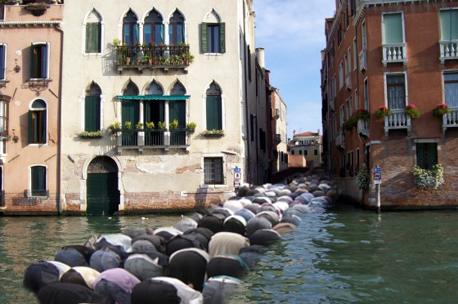Prière dans la rue à Venise : 23 morts A5c61d10