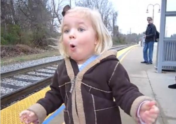 صور "فرحة غريبة" لطفلة ترى القطار يمكن لأول مرة 110