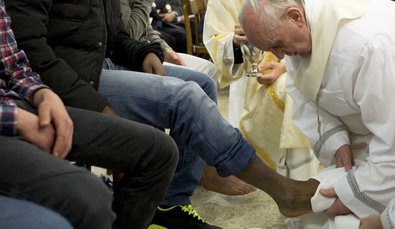 صور البابا يقبل أقدام 12 السجناء المجرمين الشباب في سجن الأحداث روما 111