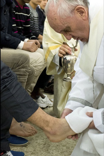 صور البابا يقبل أقدام 12 السجناء المجرمين الشباب في سجن الأحداث روما 2712